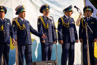 Askeri koro perfoms Ulusal Kültür Festivali sırasında sahnede
