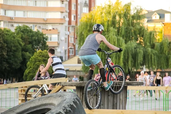 Homme gardant un équilibre sur son vélo de trial dans le parc — Photo