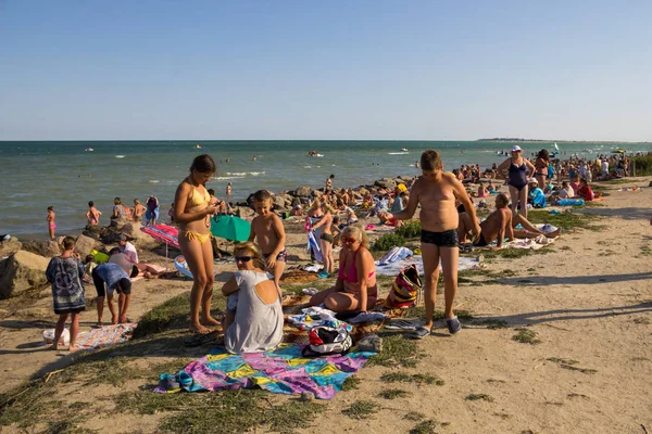 Les gens inconnus apprécient sur la plage de la mer d'Azov — Photo