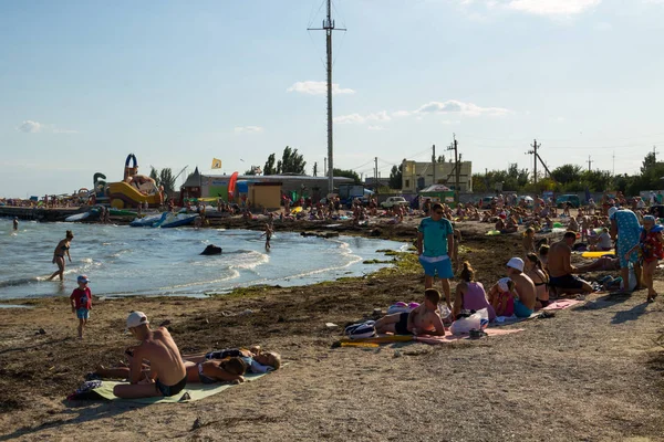 Unknown people enjoy on the beach of Azov sea — Stock Photo, Image