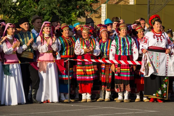 Pessoas em roupas tradicionais durante o Festival das Culturas Nacionais — Fotografia de Stock