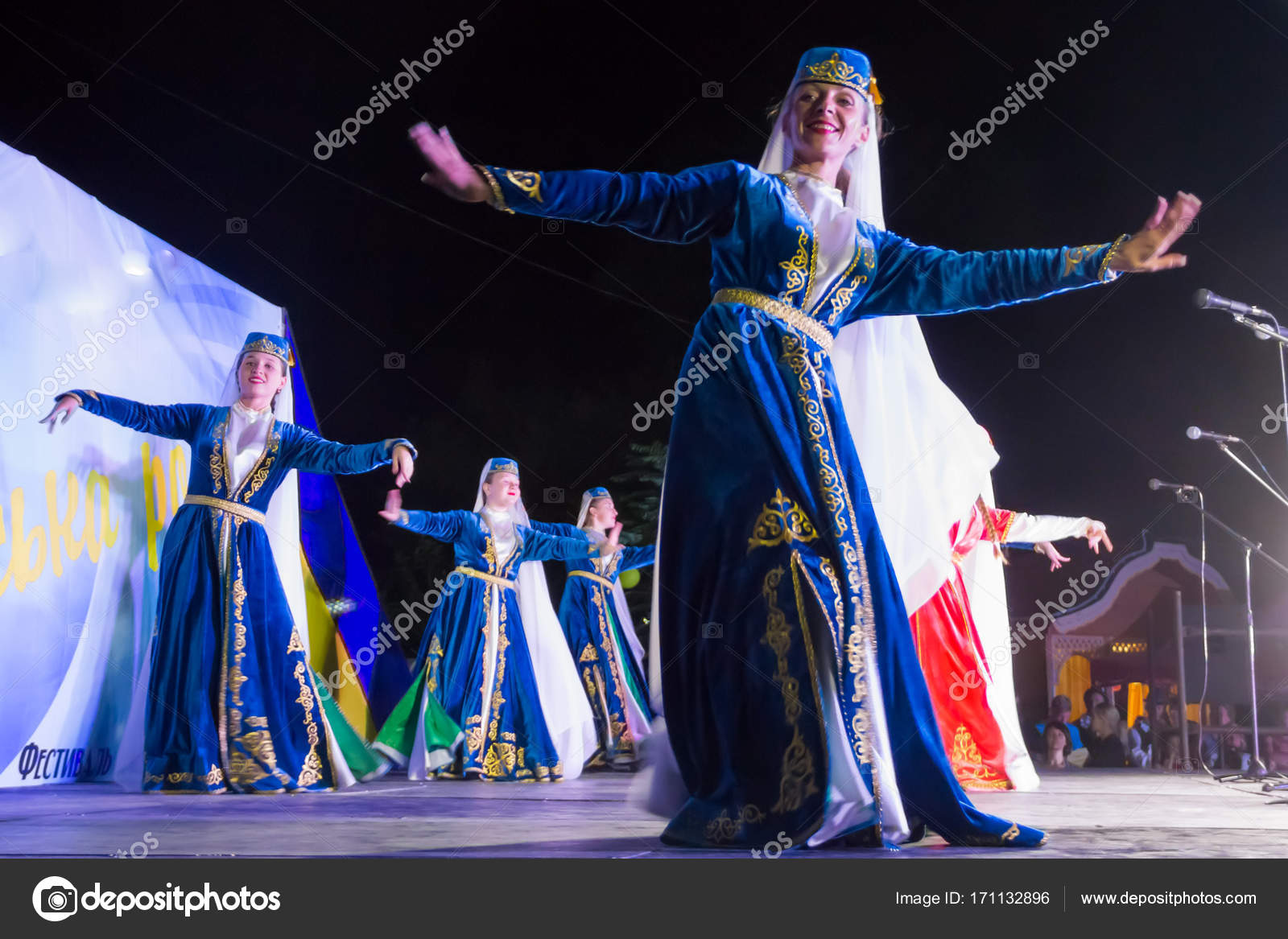 Offentliggørelse dome Gendanne Dansere i tyrkisk traditionel tøj udfører på scenen under – Redaktionelle  stock-fotos © OlyaSolodenko #171132896