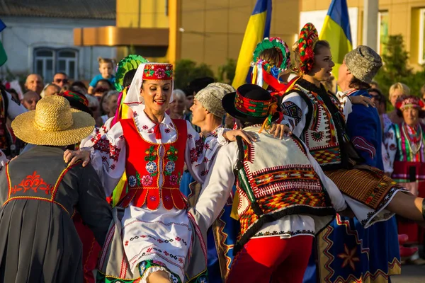 Танцюристи в Український традиційний одяг під час фестивалю — стокове фото
