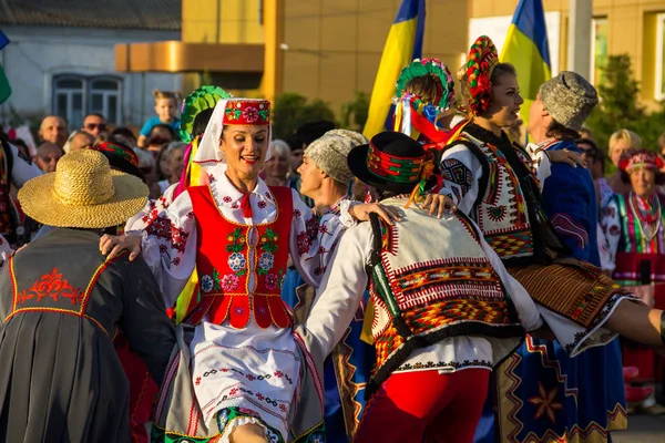 Bailarines en ropa tradicional ucraniana durante el festival — Foto de Stock