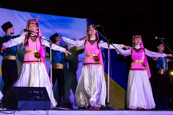 Bailarinas con ropa tradicional turca actúan en el escenario durante — Foto de Stock