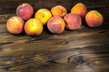 Tahta masada olgun şeftaliler