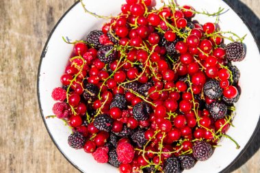 Rustik ahşap masa kase taze renkli meyveleri