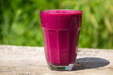 Cam berry güler yüzlü bulanık arka plan üzerinde ahşap tablo