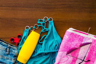 Ahşap arka plan üzerinde beachwear kümesi