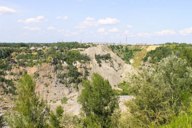 Granit ocağı içinde mineral kaynakların çıkarılması