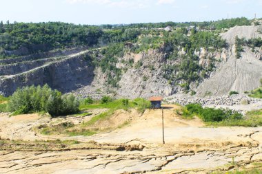 Granit ocağı içinde mineral kaynakların çıkarılması