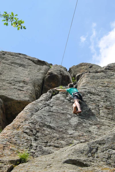 Niño escalando en una roca —  Fotos de Stock