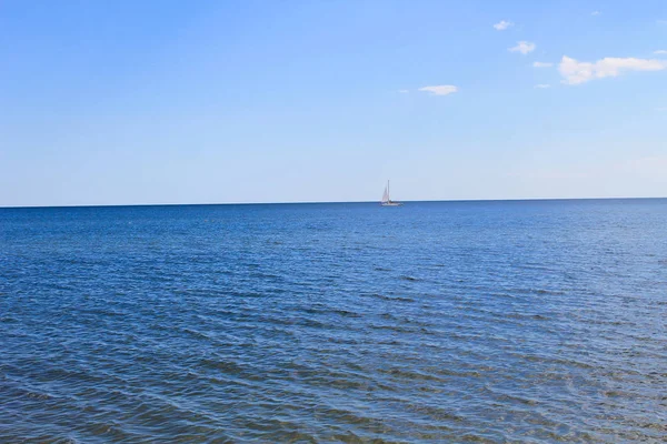 Segelboot im Schwarzen Meer — Stockfoto