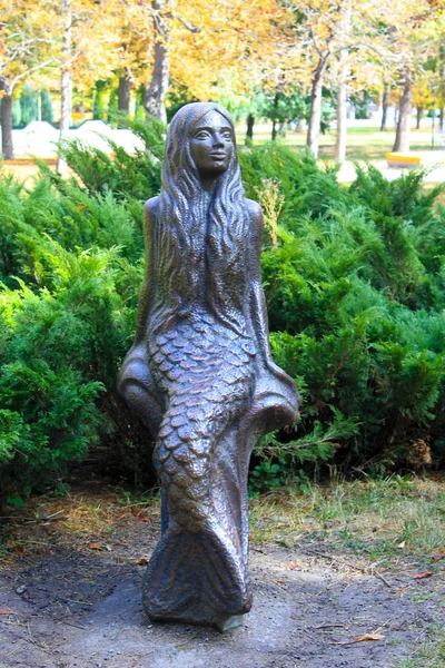 Estatua de los personajes de cuentos de hadas en el parque de la ciudad — Foto de Stock