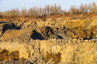 Granit ocağı içinde mineral kaynakların çıkarılması