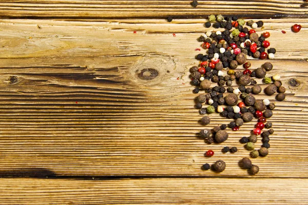Miscela di spezie di peperoni su tavola di legno — Foto Stock
