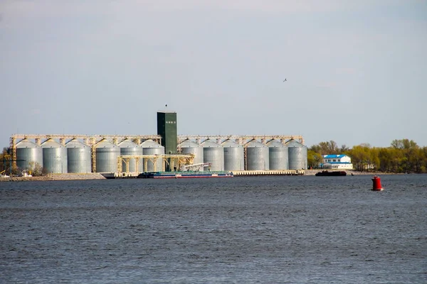 Składy zboża dla przechowywania ziarna zbóż na rzece Dniepr — Zdjęcie stockowe