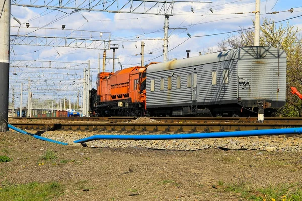 Uitzicht op de onderhoudstrein op het spoor — Stockfoto