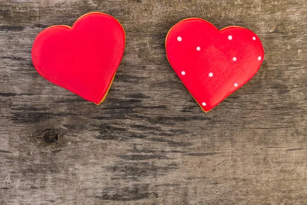 Galletas en forma de corazón para el día de San Valentín en mesa de madera rústica — Foto de Stock