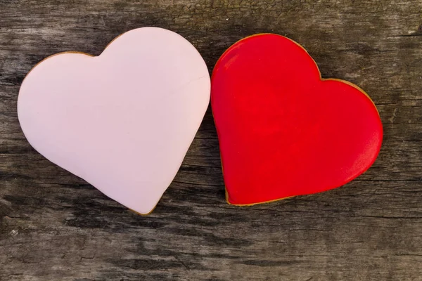Galletas en forma de corazón para el día de San Valentín en mesa de madera rústica — Foto de Stock