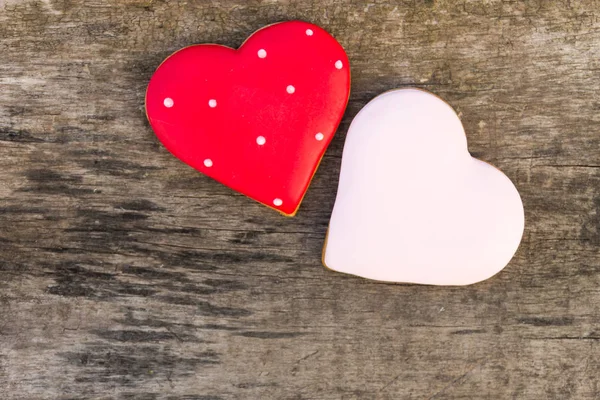 Galletas en forma de corazón para el día de San Valentín en mesa de madera rústica — Foto de Stock