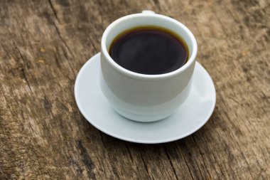 Tahta masada bir fincan kahve.