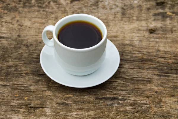 Xícara de café na mesa de madeira — Fotografia de Stock