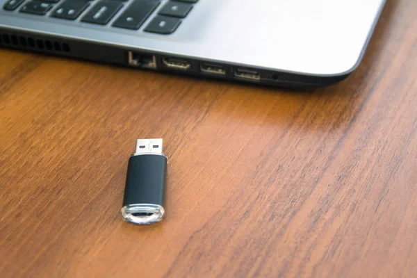 USB memory stick or flash drive and laptop computer — Stock Photo, Image