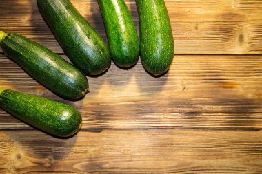 Tahta masada taze kabak.