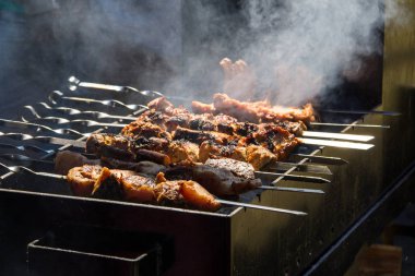 Metal şiş üzerinde yemek ızgara kebap