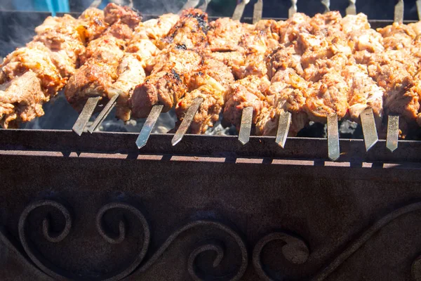 Kebab z grilla, gotowanie na metalowy szpikulec — Zdjęcie stockowe