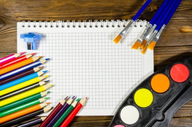 Ahşap arka plan üzerinde çizim araçları kümesi 