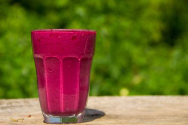 Cam berry güler yüzlü bulanık arka plan üzerinde ahşap tablo