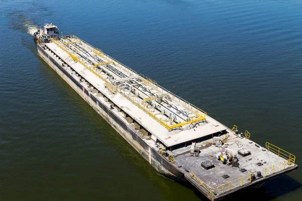 Barge flottant sur la rivière Dniepr — Photo