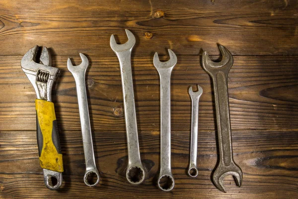 Herramientas de llave antigua sobre fondo de madera — Foto de Stock