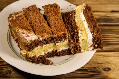 Ekşi krema pasta plaka üzerinde ahşap masa üzerinde