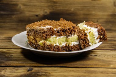 Ekşi krema pasta plaka üzerinde ahşap masa üzerinde