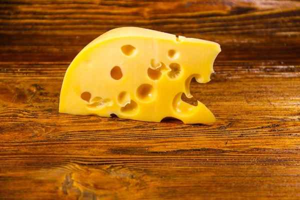 ahşap zemin üzerine peynir parçası