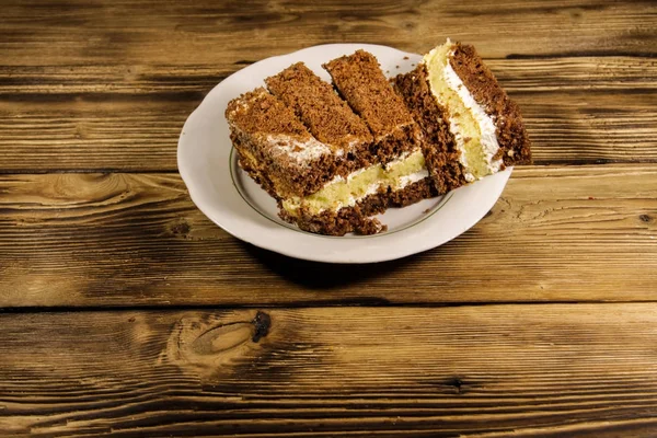 Ekşi krema pasta plaka üzerinde ahşap masa üzerinde