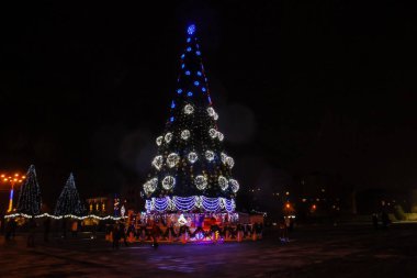 Şehir merkezinde süslenmiş ve aydınlatılmış Noel ağacı