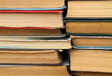 Eski kitap yığını