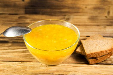 Ahşap masa üzerinde cam kapta taze çorba