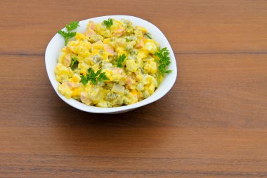 Geleneksel Rus salatası olivier ahşap tablo