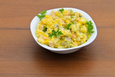 Geleneksel Rus salatası olivier ahşap tablo