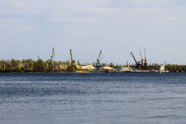 Kremenchug Dnieper Nehri üzerinde kargo limanında liman vinç