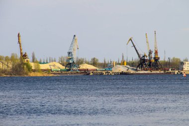 Kremenchug Dnieper Nehri üzerinde kargo limanında liman vinç
