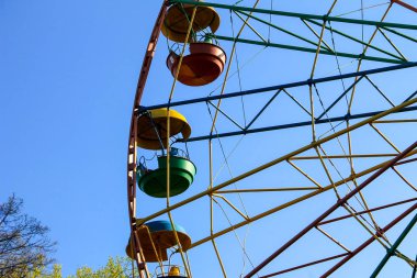 Şehir parkında dönme dolap