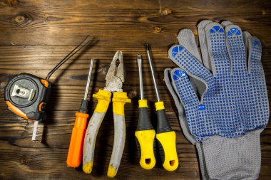 Ahşap arka planda çalışma araçları kümesi