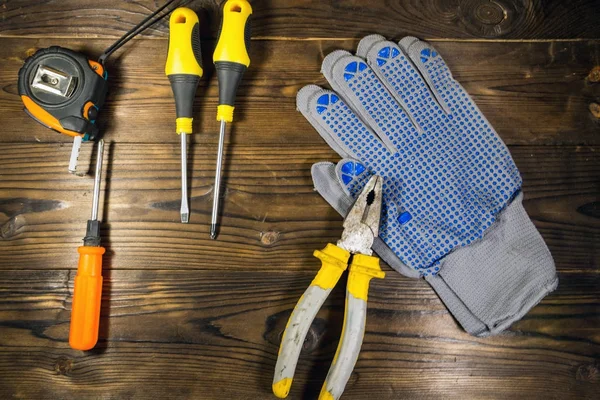 Conjunto de herramientas de trabajo sobre fondo de madera — Foto de Stock