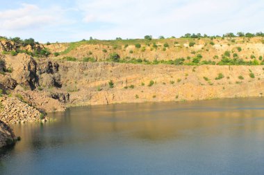 Terk edilmiş taş ocağında göl